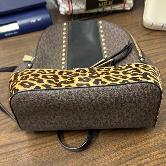 Michael Kors Medium Backpack Leopard - Picture 14 of 16